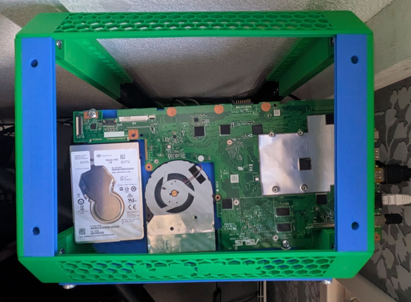 Gestripte laptop-moederbord gemonteerd in het 3D-geprinte rack