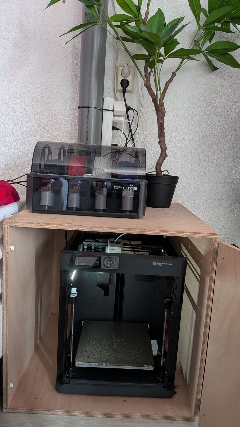 Bambu Lab P1P printer met AMS in de zelfgebouwde luchtdichte kast
