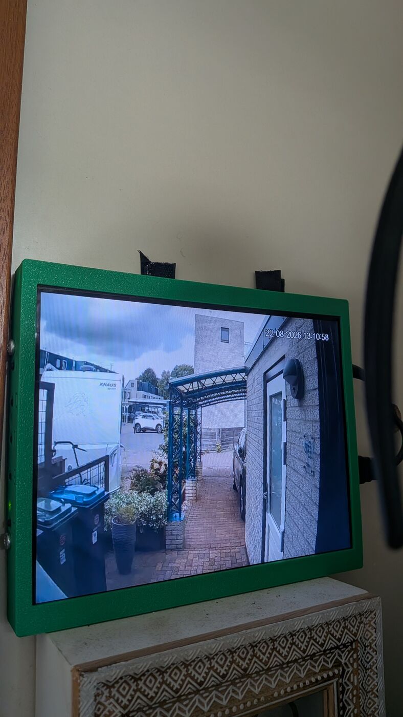 Zelf 3D-geprint bedieningsscherm van een oude iPad met 24/7 live camerabeeld