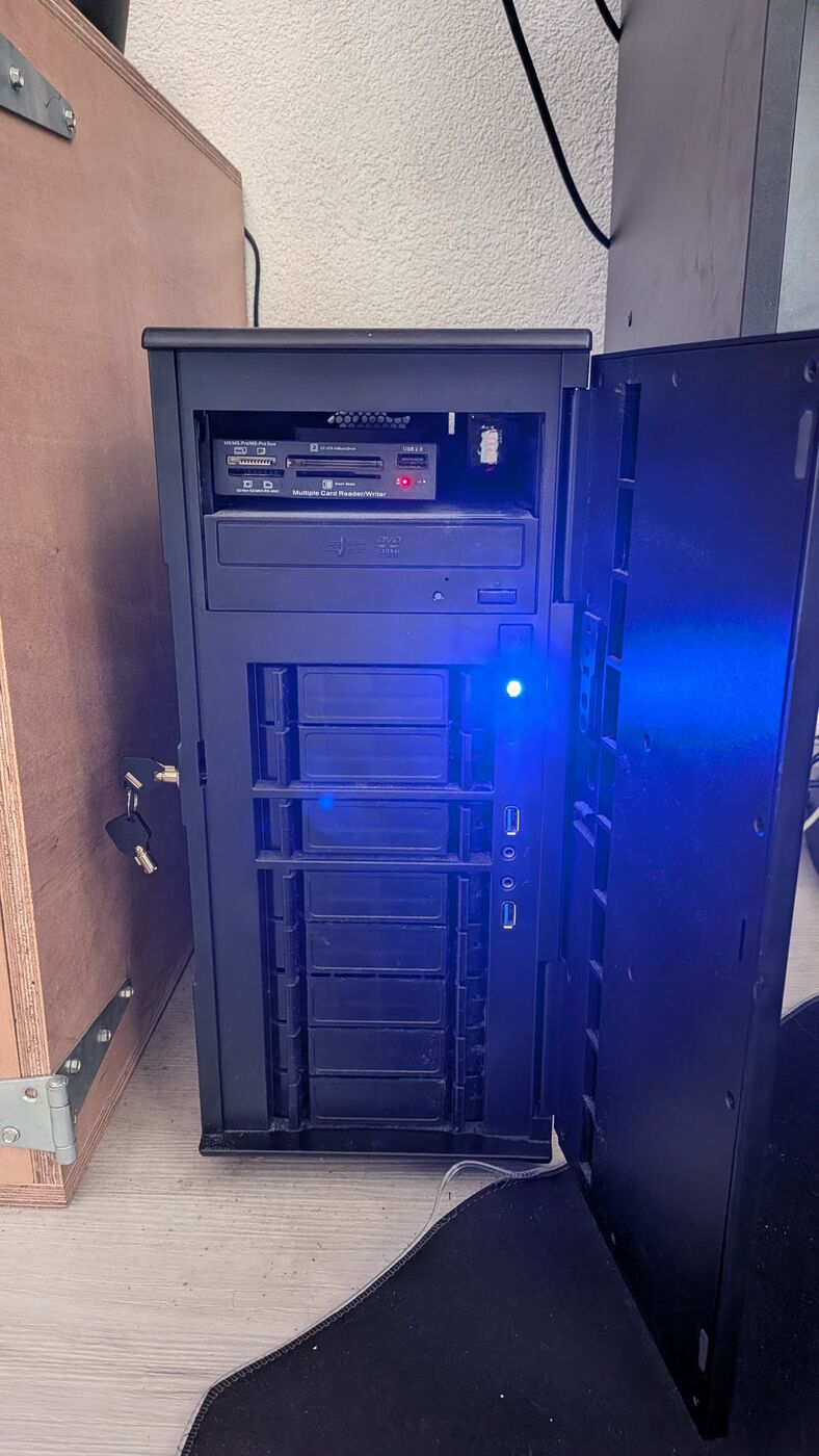 Eigen server met Proxmox, meerdere harde schijven zichtbaar in de behuizing